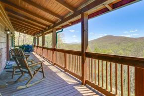 Family Cabin with Private Hot Tub and Views in Boone! Boone